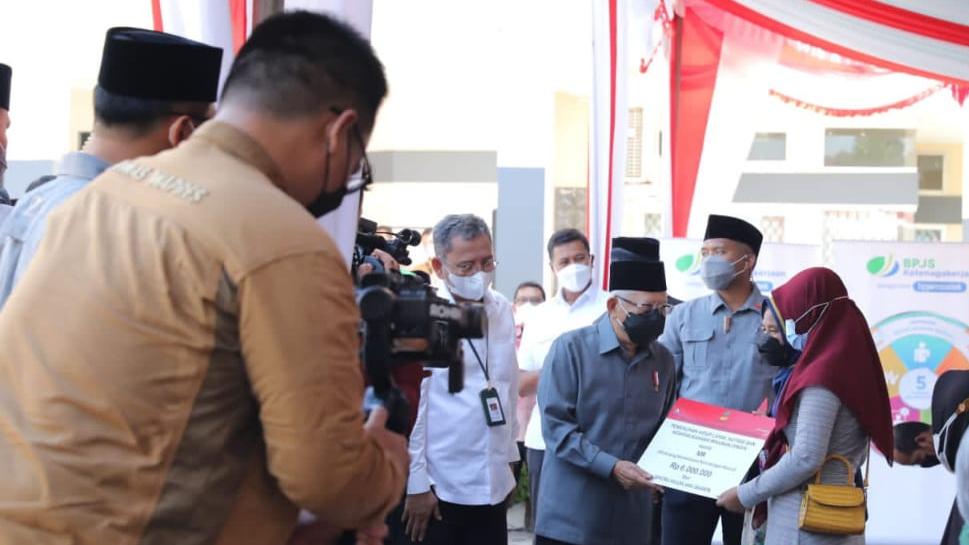 Hari Pertama Kunjungan di Babel, Wapres Serahkan Bansos Untuk Masyarakat