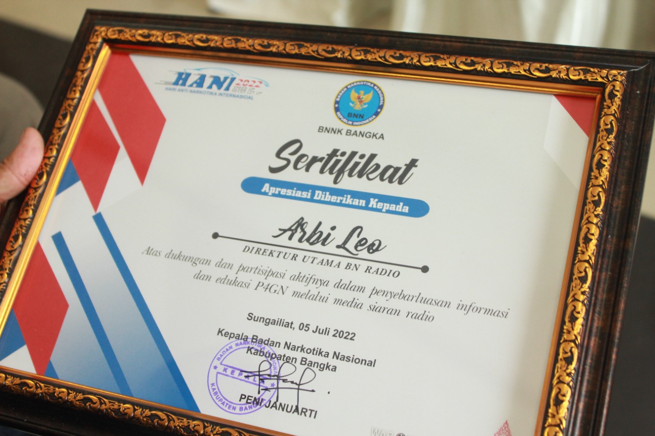 Arbi Leo CEO BN Media Group terima penghargaan dari BNN kabupaten Bangka