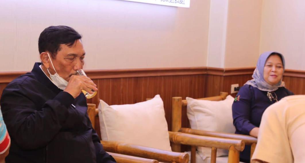Hadir di Belitung, Menko Marves RI Luhut Binsar Panjaitan Disuguhkan Minuman Es Jeruk Kunci