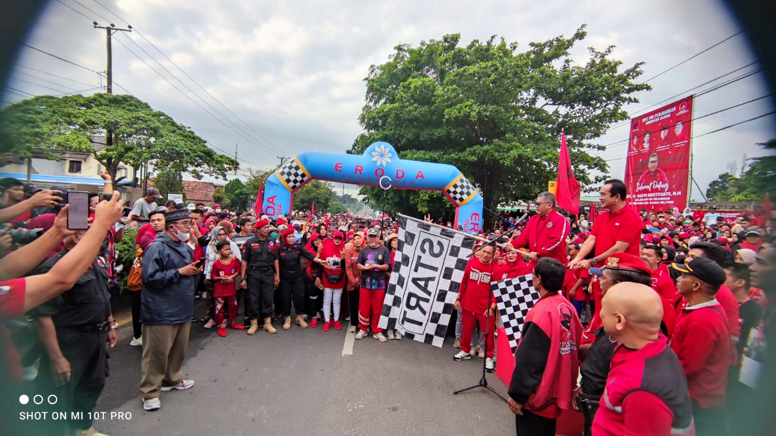 Peringati HSP ke 94, Sekjen DPP PDI Perjuangan Lepas Peserta Jalan Sehat di THR Sungailiat