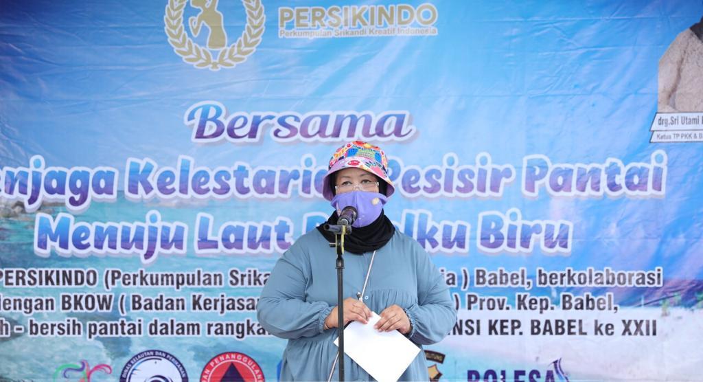 Ketua BKOW Sri Utami Tumbuhkan Kesadaran Tidak Buang Sampah Sembarangan Lewat Kegiatan Bersih-Bersih Pantai