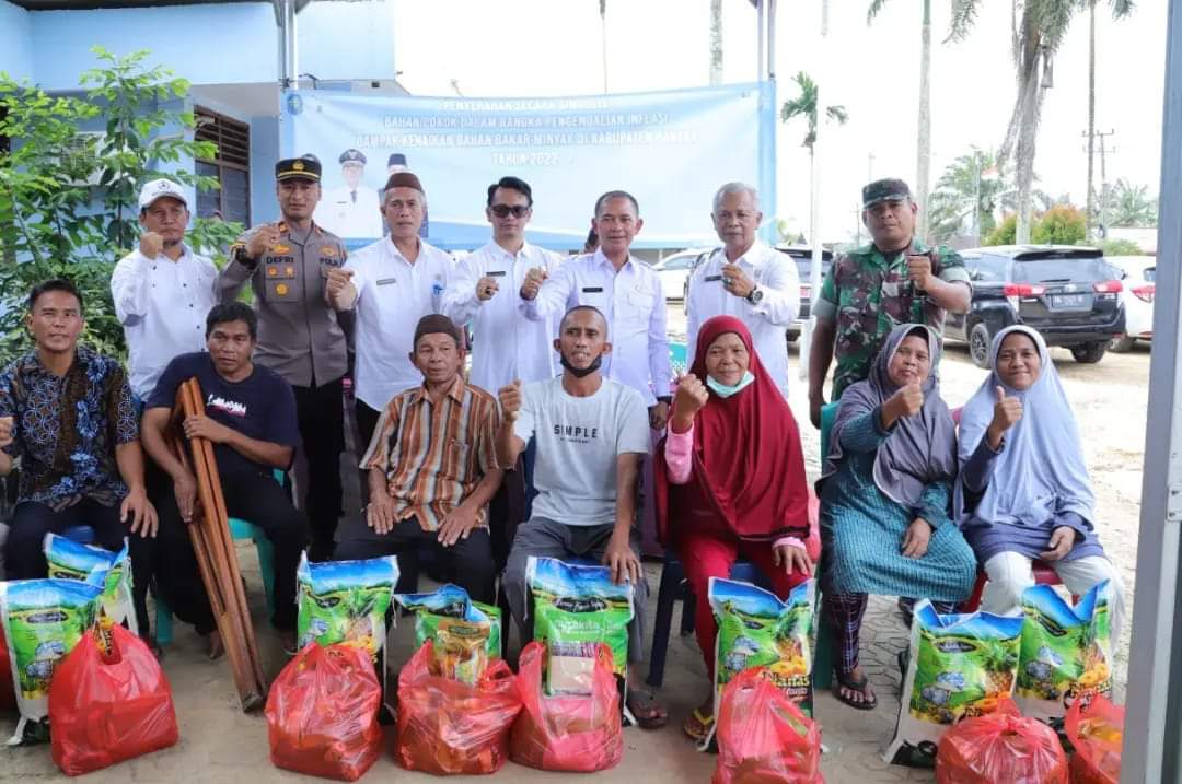 Antisipasi Inflasi Akibat Kenaikan Harga BBM, Bupati Bangka Berikan Bantuan Sembako