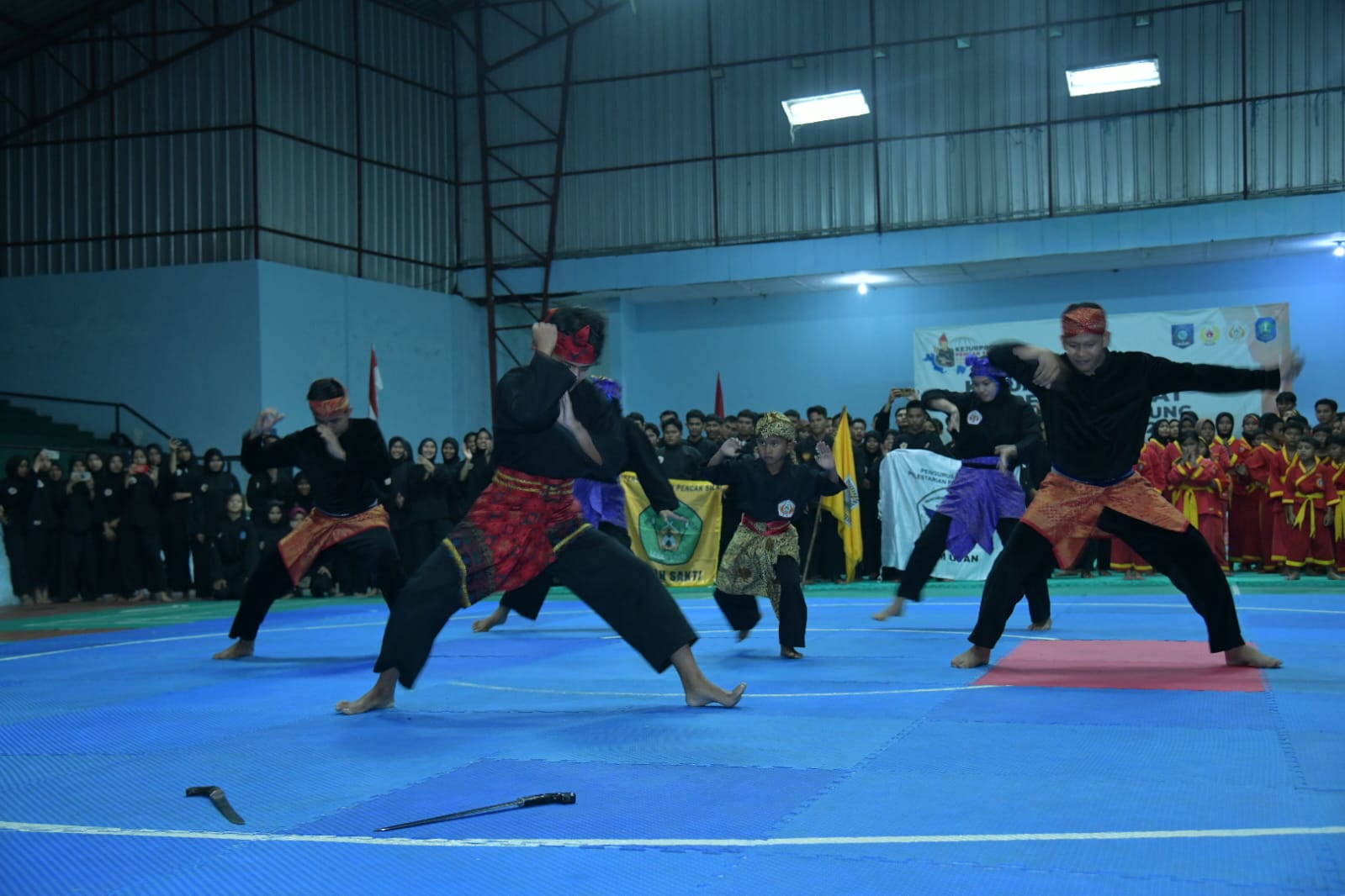 Pangkalpinang Raih Juara Pertama Penghargaan KIP 2022 Tingkat Provinsi PANGKALPINANG,BNBABEL COM - Penjabat (Pj) Gubernur Kepulauan Bangka Belitung (Kep. Babel) Ridwan Djamaluddin, didampingi Sekretaris Daerah (Sekda) Provinsi Kep. Babel Naziarto, dan pejabat tinggi lainnya, menghadiri malam penganugerahan Keterbukaan Informasi Publik (KIP) kategori Pemerintah Kabupaten/Kota se-Provinsi Kep. Babel yang berlangsung di Rumah Dinas Gubernur, Rabu (14/12/22). "Apa manfaat yang harus kita raih dengan keterbukaan informasi publik, regulasi telah menjamin semuanya. Pemanfaatan informasi sepatutnya adalah, dalam rangka pengembangan masyarakat dan perbaikan tata kelola kita saat ini, karena informasi merupakan sebuah komunitas yang sangat penting. Sehingga, siapa yang menguasai informasi itulah yang akan menang," ujar Pj. Gubernur mengawali sambutannya. Menurutnya, pemerintah berkewajiban memberikan kesempatan yang sama kepada publik untuk memanfaatkan informasi tersebut. "Keterbukaan informasi ini hakikatnya adalah kejujuran, kejujuran itu merupakan ciri masyarakat madani dan beradab, apalagi bagi lembaga-lembaga pemerintahan," ungkapnya. Dirinya juga menegaskan bahwa negara telah memberikan pengakuan atas hak informasi sebagaimana diatur dalam konstitusi. "Terkait informasi publik yang telah dijelaskan dalam UUD 1945 pasal 28, kemudian UU No.14 tahun 2008 tentang Keterbukaan Informasi Publik (KIP), memberikan jaminan terhadap semua orang untuk memperoleh informasi publik dalam rangka mewujudkan serta meningkatkan peran serta masyarakat penyelenggara negara," jelasnya. Pj Gubernur Ridwan berharap, kebebasan informasi menjadi spirit demokrasi yang menawarkan kebebasan sekaligus tanggung jawab secara bersamaan. "Saya sebagai Penjabat Gubernur, mendukung langkah pemberian penghargaan ini, karena transparansi adalah roh dari reformasi birokrasi," tegasnya. Oleh karena itu, penghargaan ini sesungguhnya adalah bentuk apresiasi kepada badan publik yang berhasil menjalankan semangat transparansi, sekaligus sebagai ajang bagi badan publik lain agar mau menerapkan kebijakan yang sama, sehingga menciptakan pemerintahan yang bersih. Mengakhiri sambutannya, Pj Gubernur menyampaikan ucapan selamat kepada kabupaten/kota yang menerima anugerah keterbukaan informasi badan publik. "Semoga keberhasilan ini dapat memicu serta menjadi komitmen pemerintah kabupaten/kota untuk mewujudkan tata kelola pemerintahan yang diinginkan," harapnya. Sementara Ketua Komisi Informasi Kep. Babel, Ita Rosita menuturkan penghargaan diberikan ke badan publik yang masuk dalam kategori kualifikasi, baik informatif maupun kategori menuju informatif, dan cukup informatif. "Proses tahapan di mulai dari tidak informatif, kurang informatif, cukup informatif, menuju informatif dan informatif," jelasnya. Wakil Ketua Komisioner Pusat mengatakan, Provinsi Kep. Babel dalam tiga tahun terakhir ini mengalami peningkatan yang luar biasa, dari provinsi yang tidak informatif menjadi provinsi informatif berdasarkan hasil dari monitoring Komisi Informasi Pusat. "Tahun 2020 Kep. Babel dari provinsi tidak informatif naik jadi provinsi informatif peringkat ke-7, tahun 2021 naik lagi jadi peringkat ke-6 dan tahun 2022 naik lagi menjadi peringkat ke-4, ini sangat luar biasa," ujarnya. Menurutnya, hal ini bisa terjadi tidak terlepas dari komitmen kepala pemerintah daerah. Berikut kabupaten/kota yang menerima penghargaan dari Peringkat ke-7 kualifikasi menuju informatif yaitu, Kabupaten Bangka Selatan peringkat ke-7, Kabupaten Bangka peringkat ke-6, Kabupaten Bangka Tengah peringkat ke-5, dan Kabupaten Bangka Barat peringkat ke-4. Sedangkan penghargaan kualifikasi informatif diterima oleh Kota Pangkalpinang sebagai juara pertama, Kabupaten Belitung Timur juara kedua, dan Kabupaten Belitung sebagai juara ketiga. Turut hadir dalam kegiatan, Bupati dan Walikota yang mewakili, Forkopimda, Kepala Dinas Kominfo Provinsi dan Kabupaten/Kota, serta undangan lainnya.(BN02)