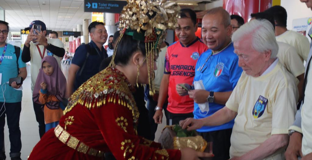 Asisten III Sambut Kedatangan Rombongan IA ITB dan PSSI Legend
