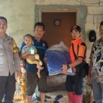 Bersama BNPB, Polsek Merawang Bantu Korban Puting Beliung