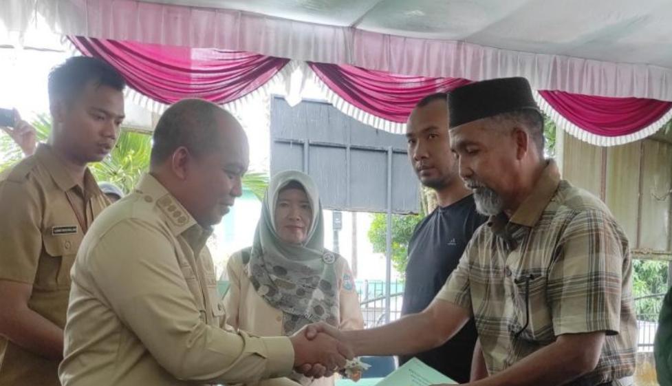 Walkot Pangkalpinang Serahkan 715 Sertifikat Program PTSL