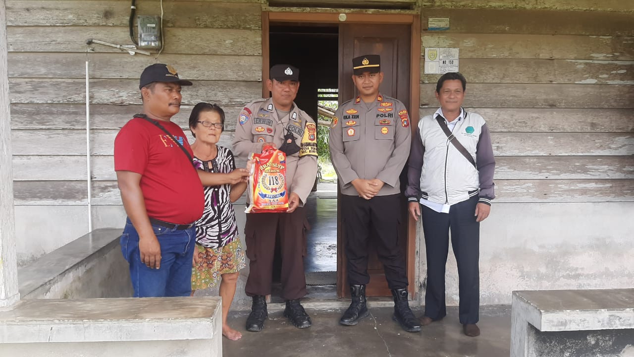 Gelar Bakso, Polsek Riau Silip Bersama Pemdes Deniang Serahkan Beras ke Warga