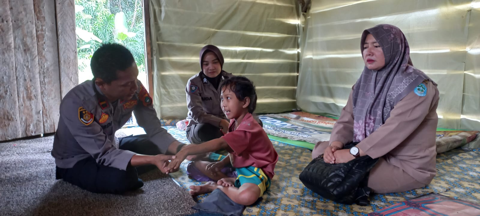 Jalankan Program Kapolri, Kapolsek Pemali Sambangi Aulia Penderita Tumor Kepala