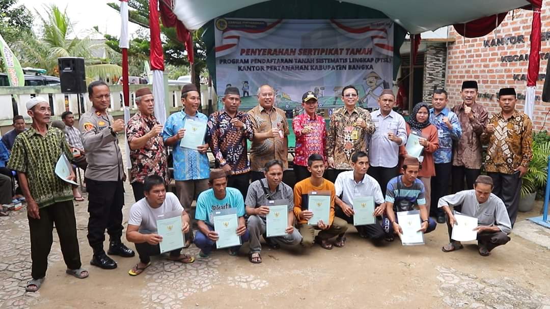 Melalui Program PTSL, Bupati Bangka Serahkan Sertifikat Tanah Untuk 886 Warga Mendo Barat