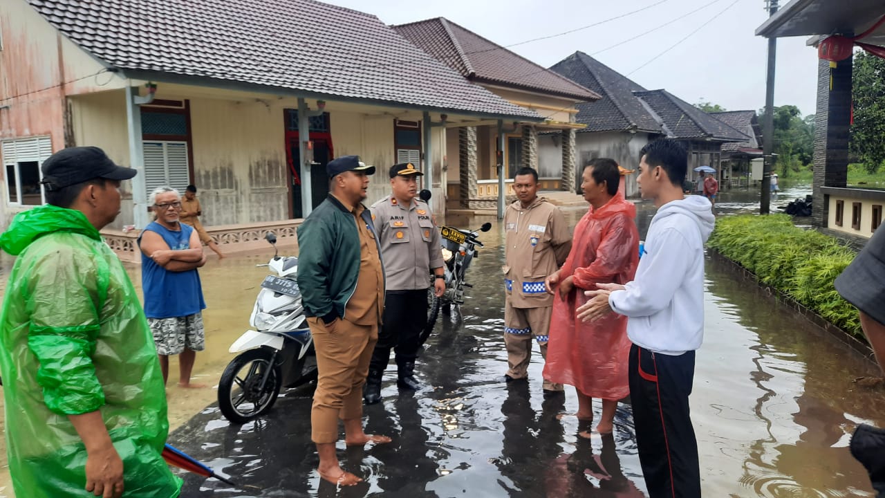 Hujan Deras 2 Hari Berturut, Kapolsek Belinyu Bersama Forkopimcam Lakukan Monitoring ke Lapangan