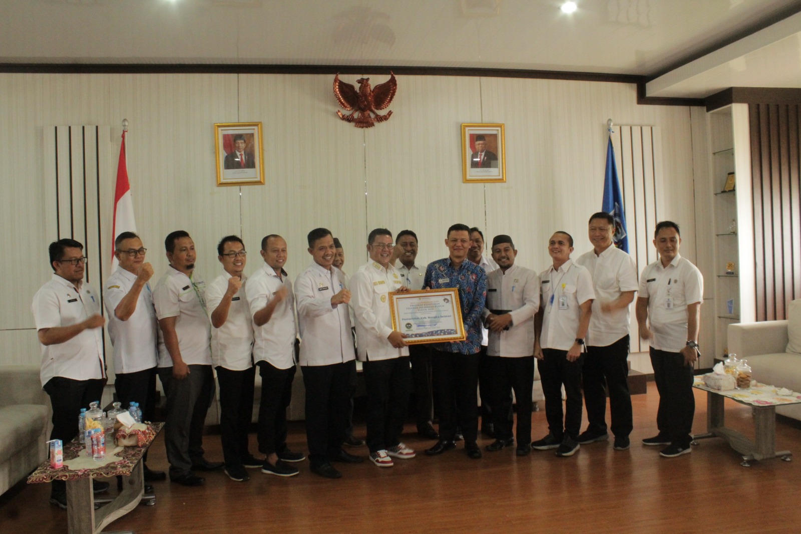 Ombudsman serahkan Sertifikat Kepatuhan Tinggi ke Pemkab Basel