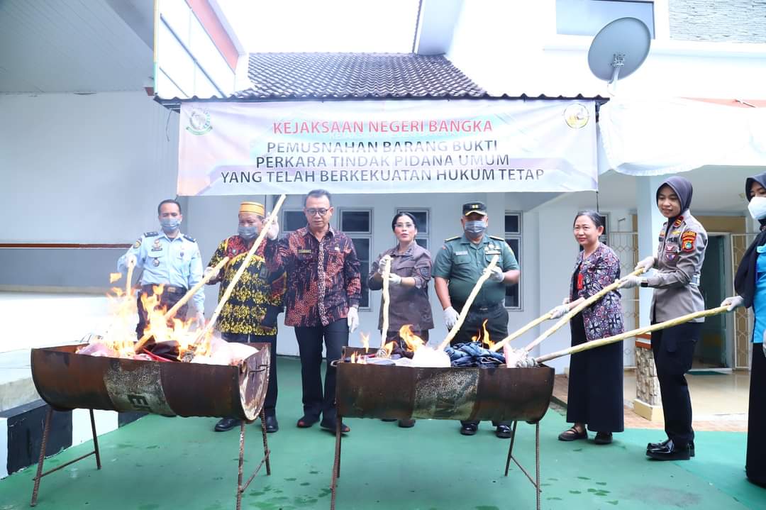 Kejari Bangka Musnahkan Barang Bukti Perkara Tipidum
