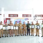 Bupati Bangka Serahkan Penghargaan Untuk 8 Desa Mandiri BANGKA, BNBABEL.COM - Bupati Bangka Mulkan SH., MH memberikan penghargaan kepada 8 Desa Mandiri di Kabupaten Bangka,Beliau berharap tahun depan jumlah desa mandiri di Kabupaten Bangka terus meningkat. Penyerahan bantuan untuk desa mandiri dari Pemerintah Kabupaten Bangka itu digelar di Rumah Dinas Bupati Bangka, Senin (06/02/2023). Adapun 8 desa mandiri yang menerima penghargaan, yakni Desa Kemuja, Desa Petaling, Desa Petaling Banjar, Desa Puding, Desa Karya Makmur, Desa Pemali, Desa Air Ruai, dan Desa Baturusa. Selain itu juga Bupati Bangka menyerahkan insentif kinerja desa untuk delapan desa yang mendapatkan desa Mandiri sebesar Rp. 50 juta untuk setiap desa. Bupati dalam arahannya menuturkan APDESI harus memberi contoh untuk kemajuan desa di Kabupaten Bangka. Menurut Mulkan Desa Mandiri ini telah berubah dari desa berkembang menjadi desa maju dan selanjutnya desa mandiri. "Kita memberikan penghargaan kepada desa-desa mandiri karena telah meningkatkan kinerja dan kemajuan desa. kita menambah satu indikator atau variabel untuk terwujud dan terpilihnya desa mandiri ini. Semoga semakin banyak desa yang ada di Kabupaten Bangka ini menjadi desa mandiri," tuturnya. (Ibnu)