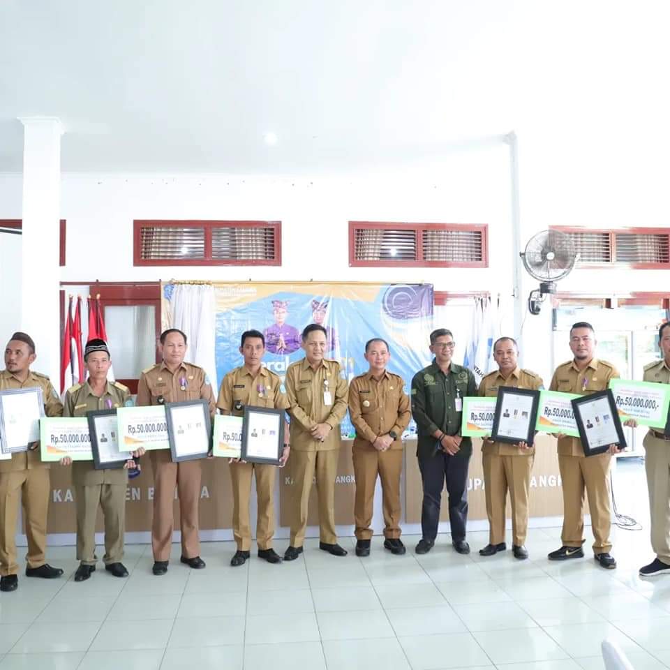 Bupati Bangka Serahkan Penghargaan Untuk 8 Desa Mandiri BANGKA, BNBABEL.COM - Bupati Bangka Mulkan SH., MH memberikan penghargaan kepada 8 Desa Mandiri di Kabupaten Bangka,Beliau berharap tahun depan jumlah desa mandiri di Kabupaten Bangka terus meningkat. Penyerahan bantuan untuk desa mandiri dari Pemerintah Kabupaten Bangka itu digelar di Rumah Dinas Bupati Bangka, Senin (06/02/2023). Adapun 8 desa mandiri yang menerima penghargaan, yakni Desa Kemuja, Desa Petaling, Desa Petaling Banjar, Desa Puding, Desa Karya Makmur, Desa Pemali, Desa Air Ruai, dan Desa Baturusa. Selain itu juga Bupati Bangka menyerahkan insentif kinerja desa untuk delapan desa yang mendapatkan desa Mandiri sebesar Rp. 50 juta untuk setiap desa. Bupati dalam arahannya menuturkan APDESI harus memberi contoh untuk kemajuan desa di Kabupaten Bangka. Menurut Mulkan Desa Mandiri ini telah berubah dari desa berkembang menjadi desa maju dan selanjutnya desa mandiri. "Kita memberikan penghargaan kepada desa-desa mandiri karena telah meningkatkan kinerja dan kemajuan desa. kita menambah satu indikator atau variabel untuk terwujud dan terpilihnya desa mandiri ini. Semoga semakin banyak desa yang ada di Kabupaten Bangka ini menjadi desa mandiri," tuturnya. (Ibnu)