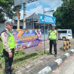 Hari Pertama Giat Operasi Menumbing 2023, Sat Lantas Polres Bangka Pasang Spanduk dan Bagikan Brosur Himbauan Kamseltibcar