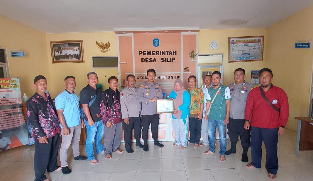 Bantu Ungkap Tindak Pidana Pencurian, Kapolsek Riau Silip Beri Penghargaan Kadus Sumedang