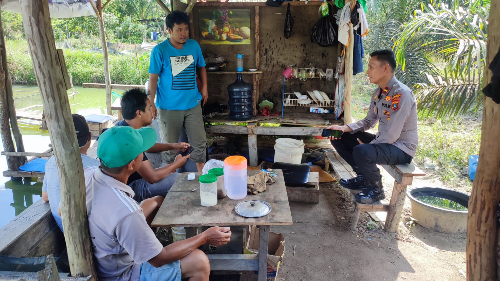 Langsung Sambangi Masyarakat, Kapolsek Pemali Sampaikan Himbauan Jaga Kamtibmas