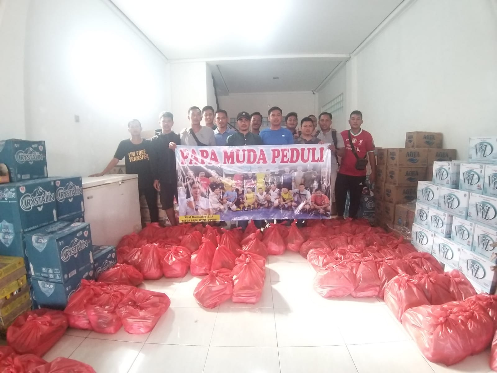 Jelang Puasa, Papa Muda Grup Salurkan Ratusan Sembako ke Warga Sungailiat