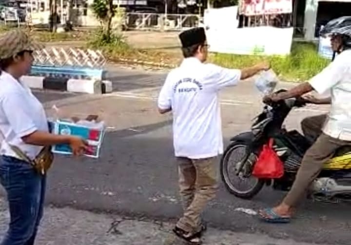 Berbagi Ramadan, YSBB Bagikan 300 Takjil dan 50 Paket Sembako