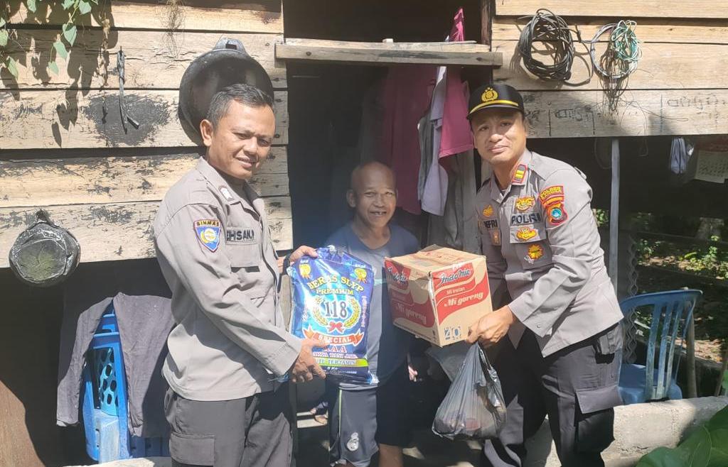 Peduli Warga Kurang Mampu, Polsek Mendo Barat Bansos Bagi 50 Paket komplit
