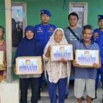 Sat Polairud Polres Bangka Barat Bagikan Sembako dan Beri Imbauan Kesehatan kepada Masyarakat Pesisir Muntok