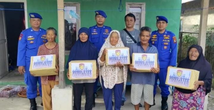 Sat Polairud Polres Bangka Barat Bagikan Sembako dan Beri Imbauan Kesehatan kepada Masyarakat Pesisir Muntok