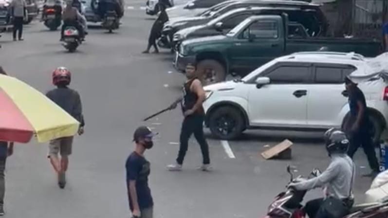 Kalah Duel Lawan Ketua FJB, Debt Collector Malah Ngamuk di Area Parkir Ramayana, 1 Unit Mobil Jadi Korban