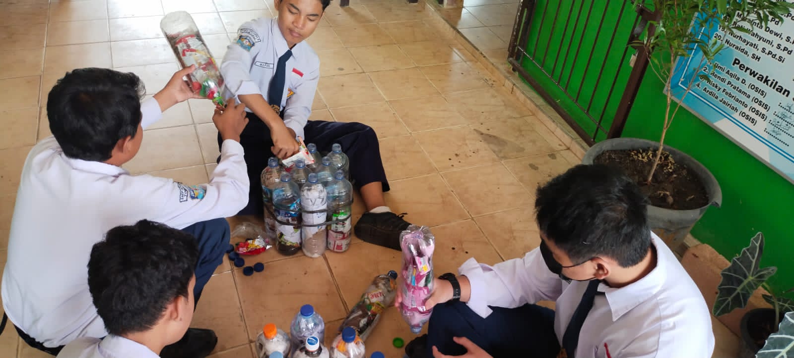 Lewat Program Terpesona dan Setia, SMPN 5 Toboali Bini Siswanya Daur Ulang Sampah Jadi Barang Layak Guna