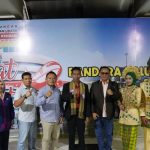 Tiba di Kendari, Pj Gubernur Suganda Disambut Kalungan Kain Tenun Khas Kendari