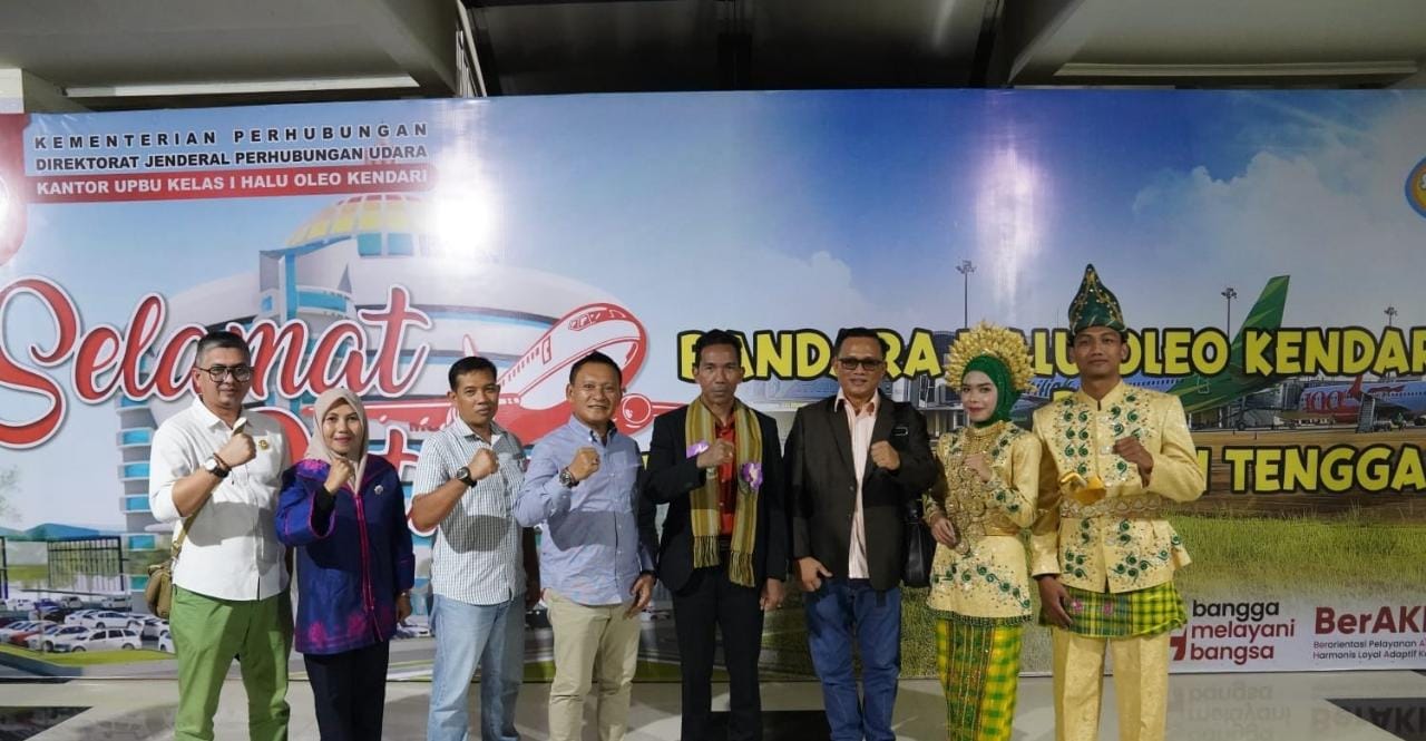 Tiba di Kendari, Pj Gubernur Suganda Disambut Kalungan Kain Tenun Khas Kendari