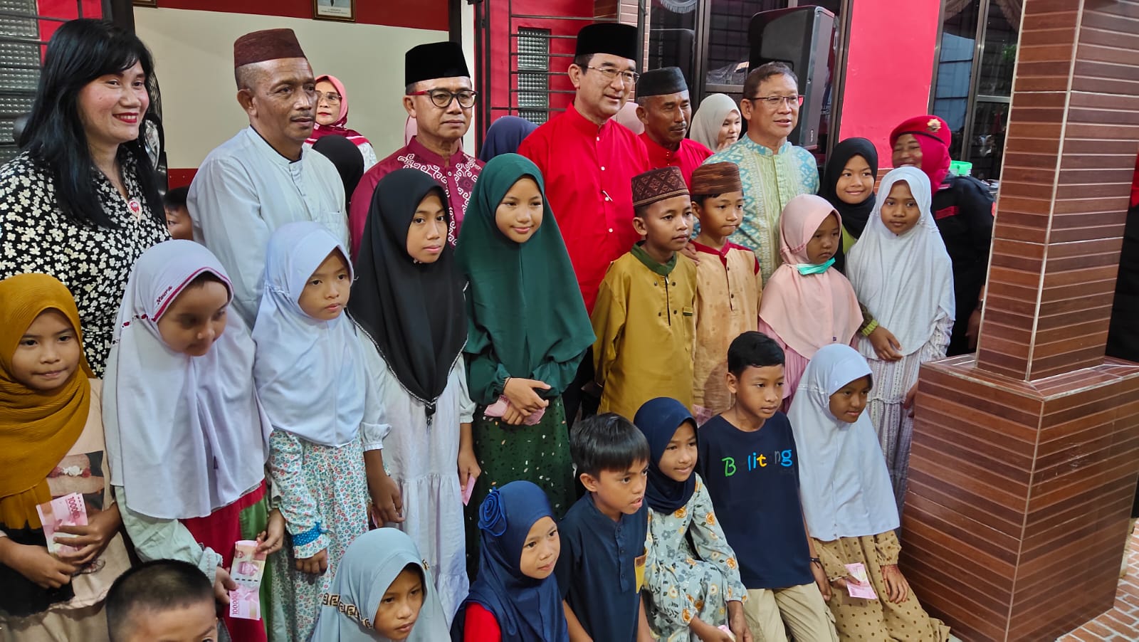 DPC PDIP Bangka Buka Puasa Bersama dan Berikan Santunan Untuk Anak Yatim Piatu
