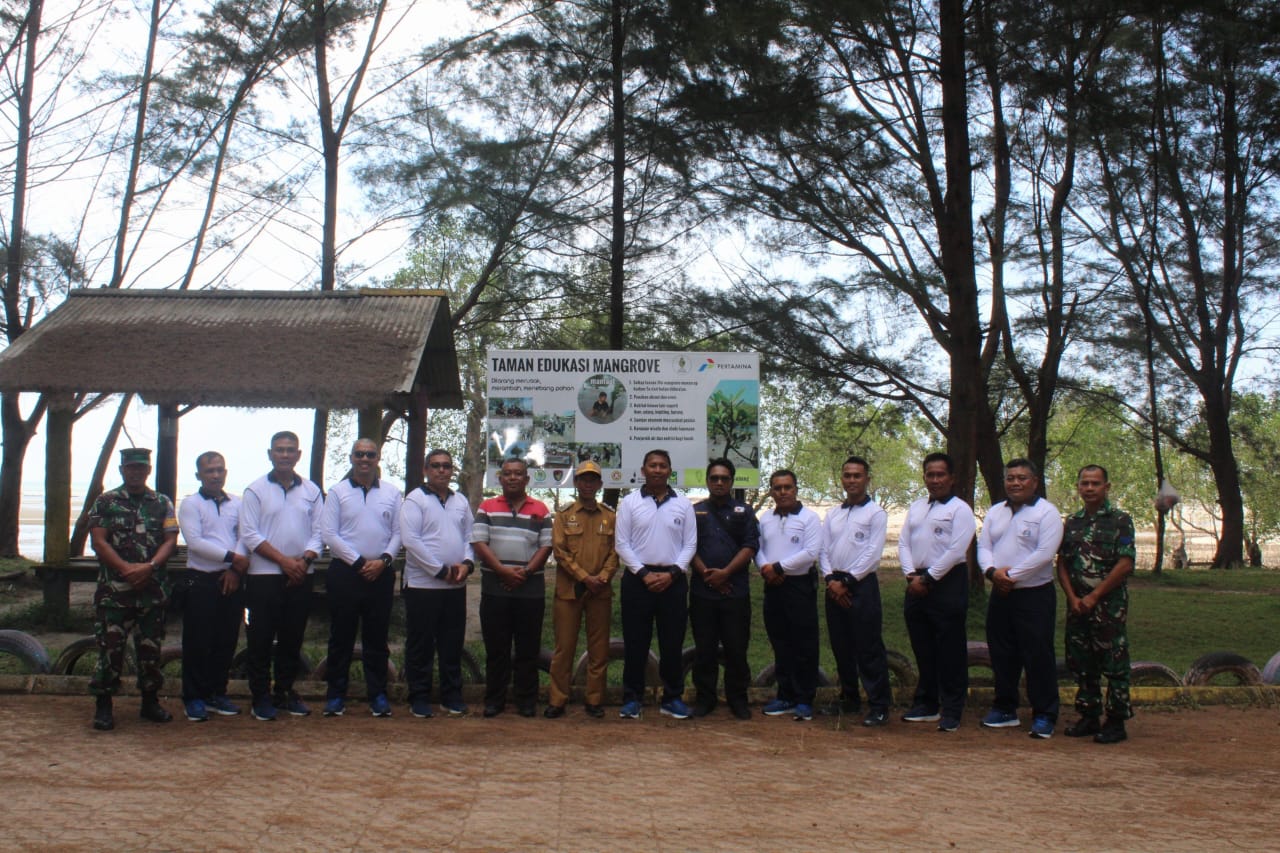 Tinjau Pantai Wisata Telapak Antu, Danlanal Babel Ajak Dukung Rehabilitasi Hutan Mangrove Wilayah Pesisir