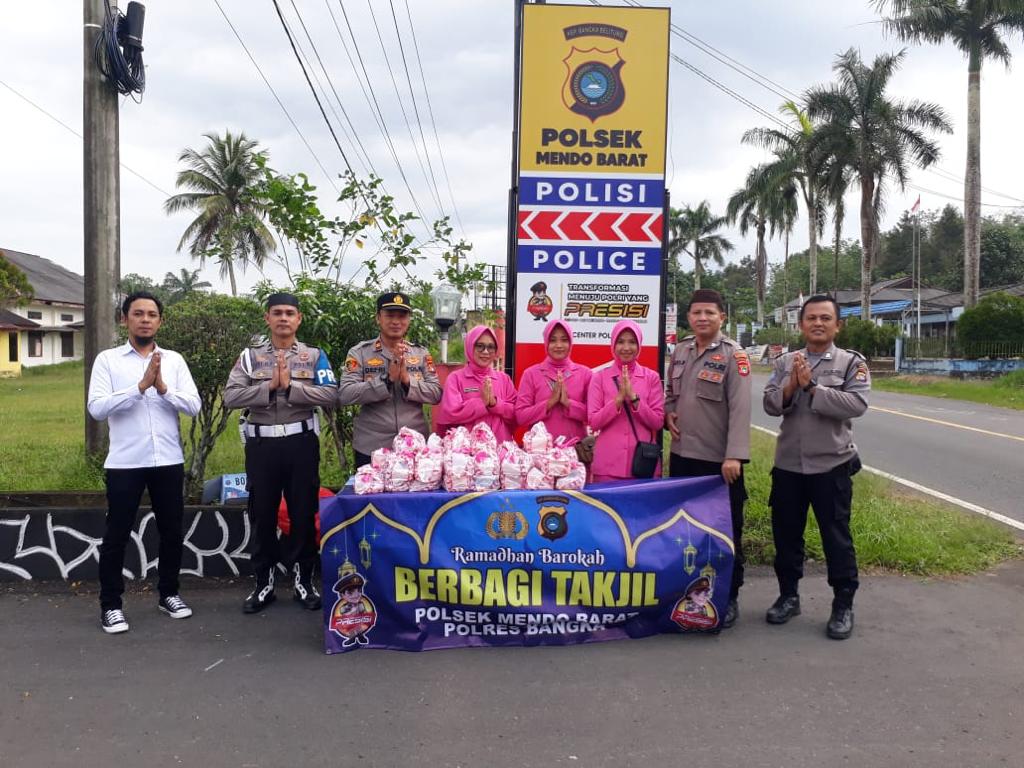 Meriahkan Ramadan, Polsek Mendo Barat Bagi-Bagi Takjil Kepada Pengendara