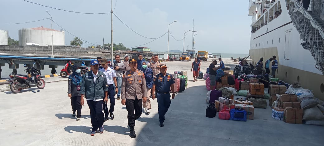 Jelang Lebaran Idul Fitri, Kapolsek Belinyu Lakukan Pengamanan di Terminal Penumpang Pelabuhan Belinyu