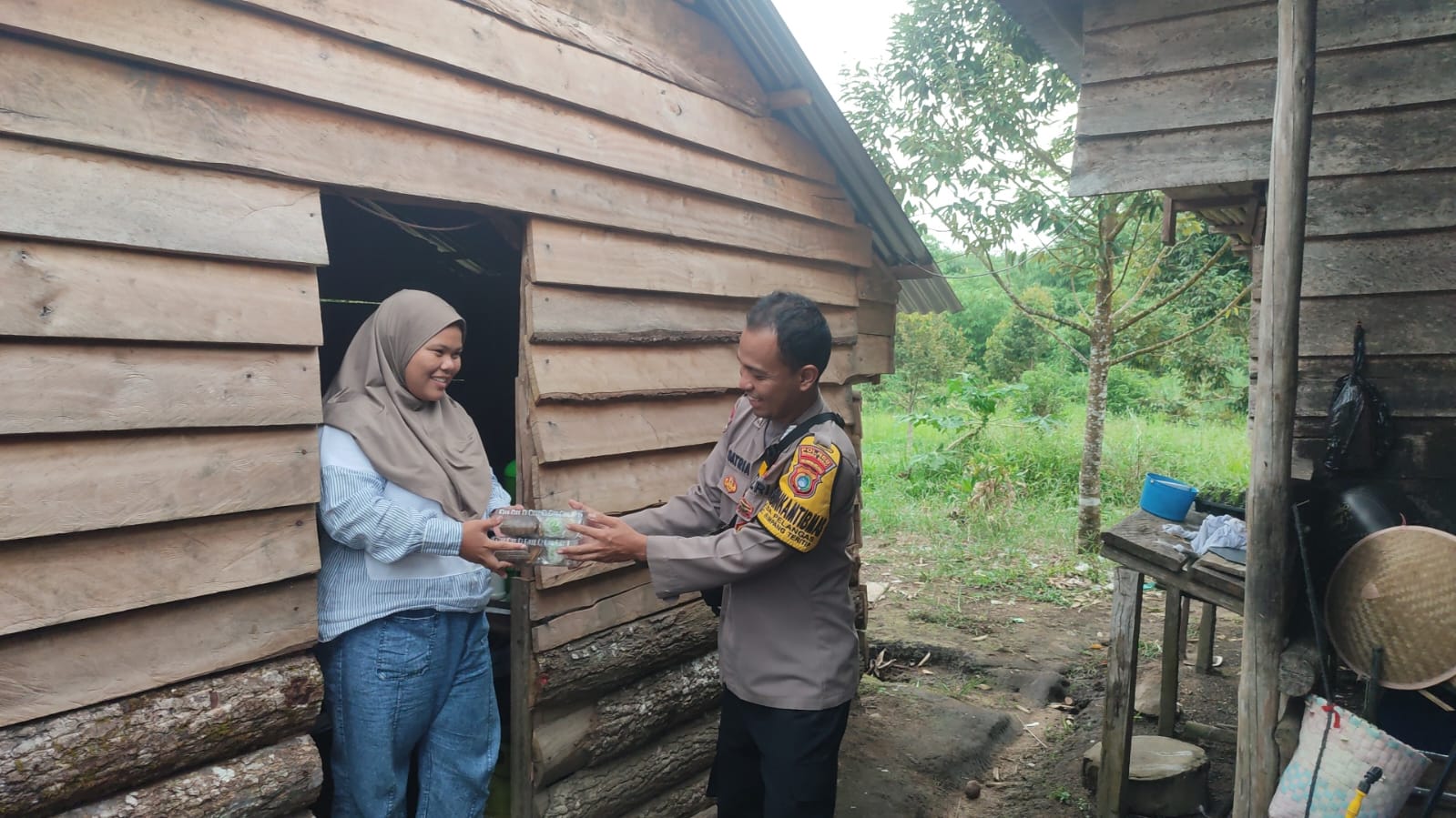 Ringankan Beban Warga di Tengah Kenaikan Harga Bahan Pokok, Polres Bangka Barat Kembali Salurkan Bantuan Sembako