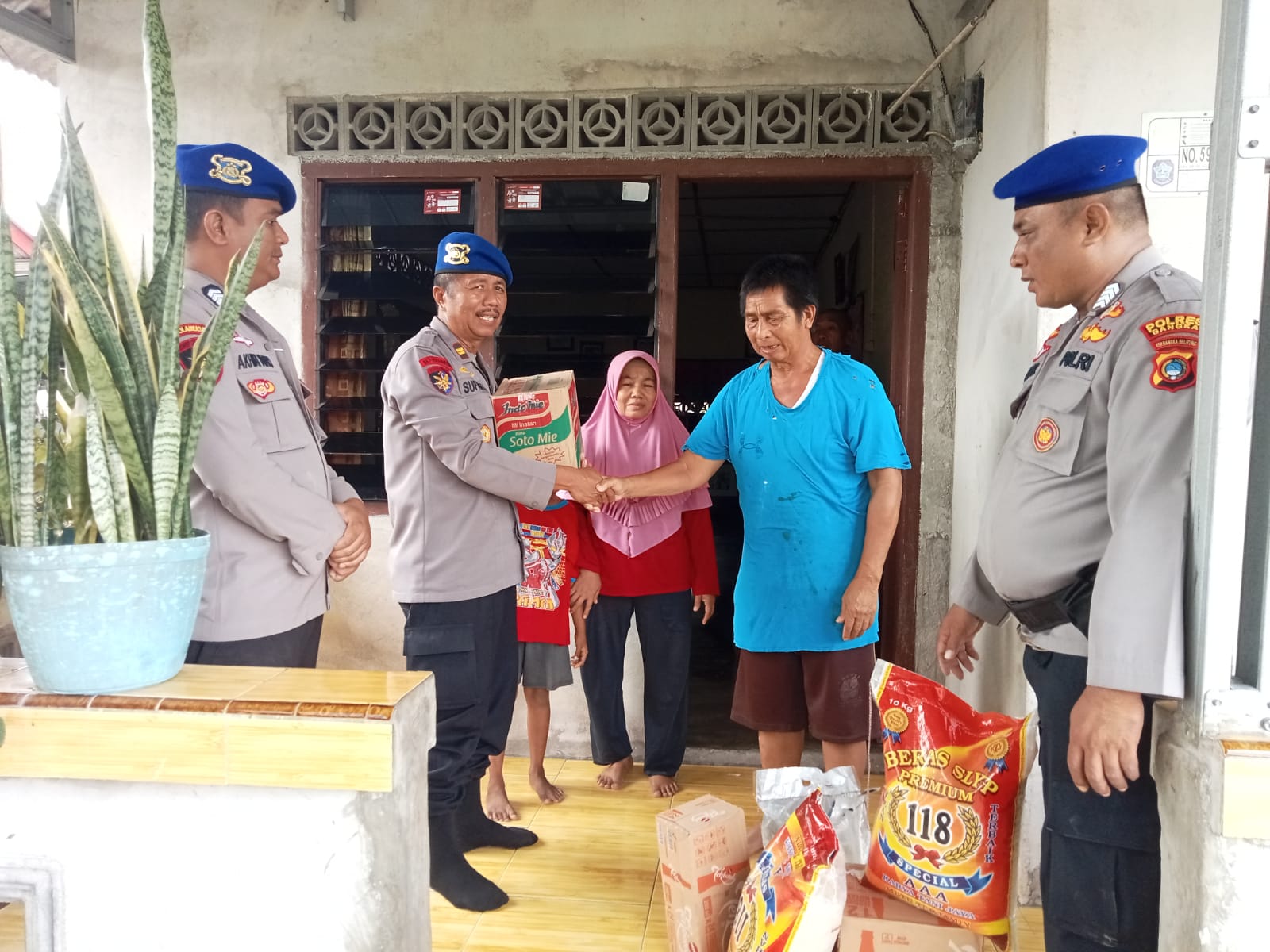 Terus Gelar Aksi Kemanusiaan, Polres Bangka Bagikan 50 Paket Sembako