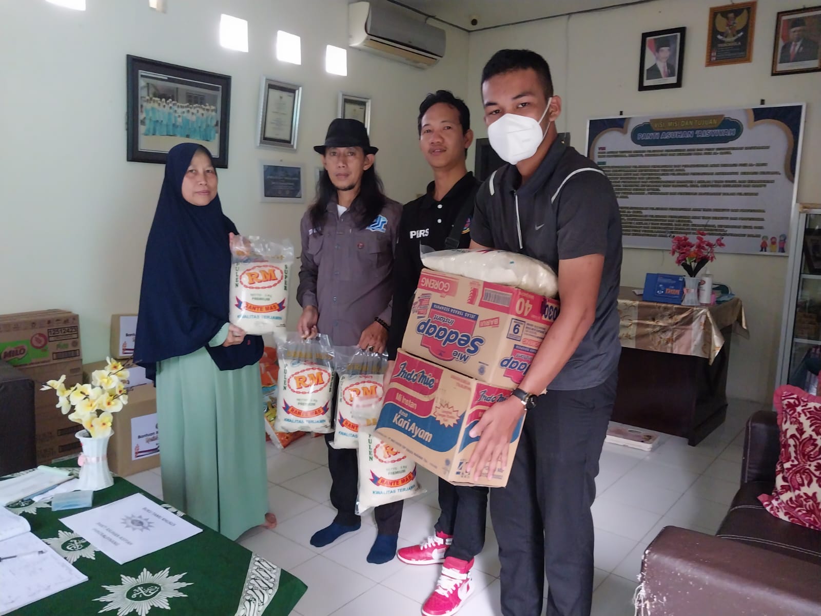 PJS dan KBO Babel Berbagi Paket Sembako Kepada Panti Asuhan serta Janda Lansia