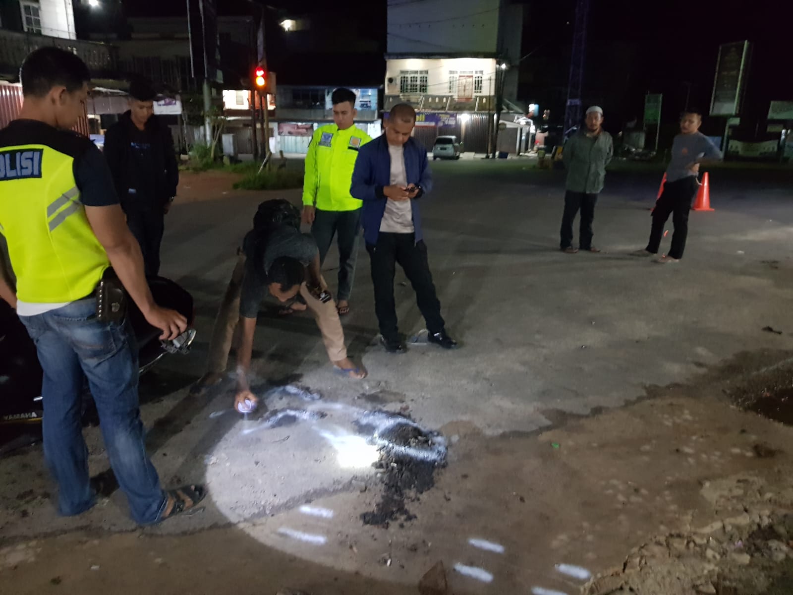 Respon Cepat, Anggota Unit Sat Lantas Polres Bangka Barat Sigap Bantu Evakuasi Korban Kecelakaan