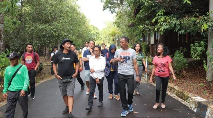 Bukit Peramun yang terletak di Kabupaten Belitung merupakan bukit yang sangat eksotik dan sangat modern karena berhasil memadukan konsep alam dan digital dalam satu perjalanan wisata. Hal ini disampaikan Penjabat (Pj) Gubernur Kepulauan Bangka Belitung (Kep. Babel) Suganda Pandapotan Pasaribu saat mengunjungi Bukit Peramun pada Rabu sore, (26/4/2023).