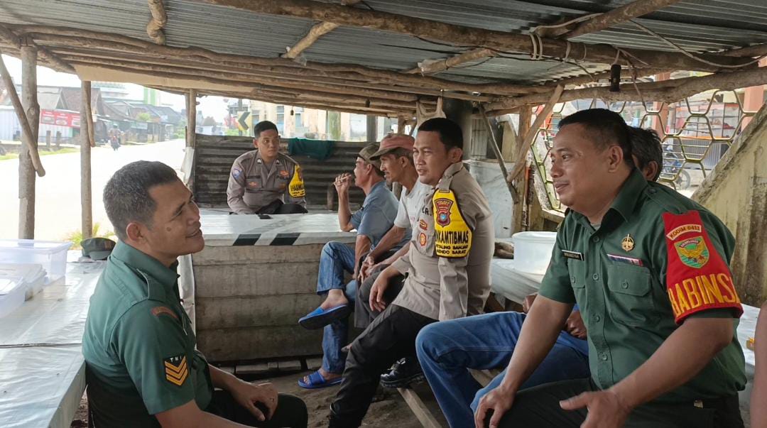 Bersama Koramil 413/12 Petaling, Polsek Mendo Barat Lakukan Patroli Dialogis