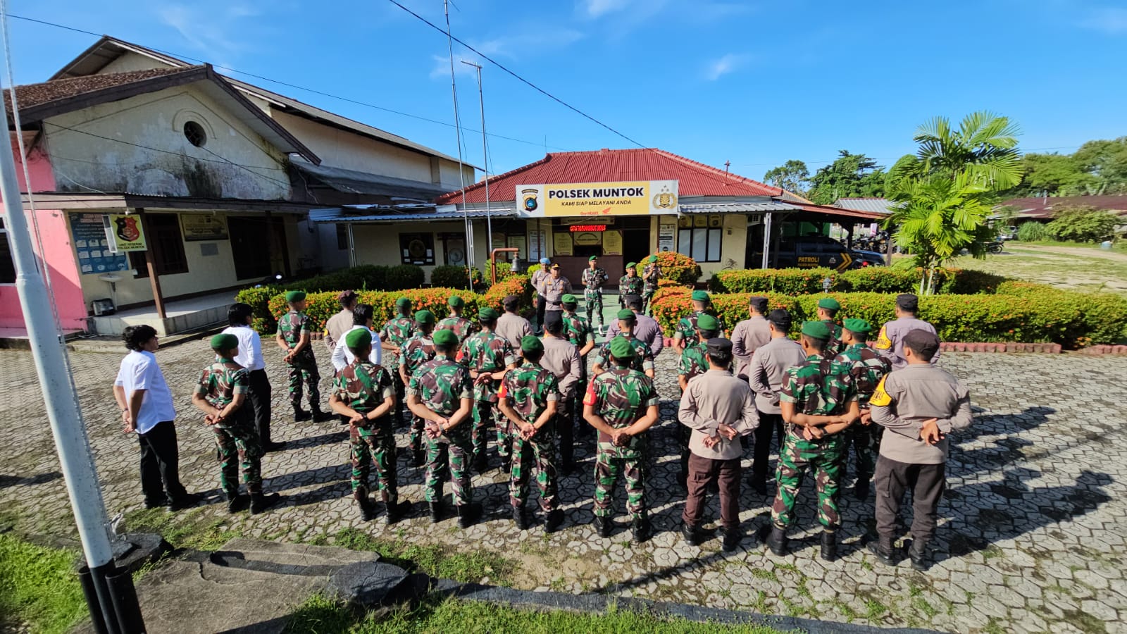 Perkuat Sinergi, TNI-POLRI Gelar Apel Pagi Bersama Di Mako Polsek Mentok