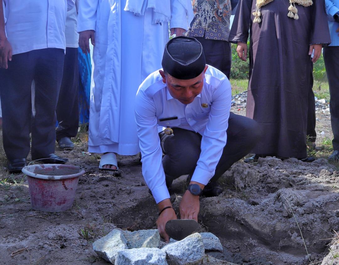 Bupati Bangka Letakkan Batu Pertama Pembangunan Asrama Putra Ponpes Darut Tahfizd
