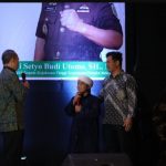 Gelar Halal Bihalal, Kajati Babel Beri Tiket Umroh Gratis Keluarga Dai Cilik Muhamad Junaidi Ardana PANGKALPINANG BNBABEL.COM - Dalam rangka menjaga tali silaturahmi, Keluarga Besar Kejaksaan Kepulauan Babel (Kep.Babel) gelar Halal Bihalal yang bertajuk ramah tamah kekeluargaan dan kebersamaan pegawai Kejaksaan se Kepulauan Bangka Belitung bertempat di Hotel Novotel, Kamis (4/05/2023). Mengawali Halal bi Halal, Kepala Kejaksaan Tinggi (Kajati), Asep Maryono S.H.,M.H memberikan sambutan agar jajarannya bisa memanfaatkan momen ini dengan bekerja lebih baik, makin meningkatkan etos kerja dan menjaga citra institusi. "Momen ini menjadikan kita agar tidak ada kebencian satu sama lain dan membuat kita selalu kompak. Karna kita ini satu keluarga yaitu Keluarga Besar Kejaksaan, khususnya Kejaksaan Kepulauan Bangka Belitung (Kep.Babel)," ungkapnya. Pada kesempatan ini, Asep Maryono berharap kepada jajaran pegawai dapat menjalankan kehidupan lebih baik lagi, bekerja lebih bersih lagi, karna kita sudah menjalankan ibadah puasa semoga kegiatan ke depan jauh lebih lagi. Pada kesempatan yang sama, Kepala Kejaksaan Tinggi (Kajati) Kep.Babel memberikan kesempatan keluarga Muhammad Junaidi Ardana untuk Umroh dan memberikan beasiswa terhadap Muhammad Junaidi Ardana hingga tamat sekolah dasar. "Bagaimana bisa seorang anak kecil bisa memberikan nasihat kepada orang tua seperti Muhammad? Itu jarang sekali dan prestasi yang luar biasa. Kami memberikan paket umroh kepada kedua orang tua karna tausiyah yang diberikan Dai cilik Muhammad Jailani yang sangat Luar biasa, serta baktinya pada kedua orang tua." Ungkapnya Kajati Dai cilik Muhammad Junaidi Ardana sangat bersyukur atas hadiah umroh dan beasiswa, yang tak pernah terlintas di benak diri Dai cilik dari Kajati Kepulauan Bangka Belitung (Kep.Babel). "Saya ucapkan terimakasih kepada bapak Kejati serta Keluarga Besar Kejaksaan Kepulauan Bangka Belitung (Kep. Babel), ini hadiah terindah di umur Muhammad Jailani Ardana yang ke-11 tahun" ungkap Muhammad. (Ibnu)