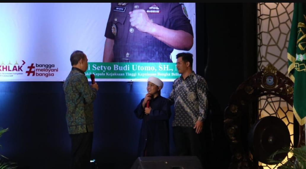 Gelar Halal Bihalal, Kajati Babel Beri Tiket Umroh Gratis Keluarga Dai Cilik Muhamad Junaidi Ardana PANGKALPINANG BNBABEL.COM - Dalam rangka menjaga tali silaturahmi, Keluarga Besar Kejaksaan Kepulauan Babel (Kep.Babel) gelar Halal Bihalal yang bertajuk ramah tamah kekeluargaan dan kebersamaan pegawai Kejaksaan se Kepulauan Bangka Belitung bertempat di Hotel Novotel, Kamis (4/05/2023). Mengawali Halal bi Halal, Kepala Kejaksaan Tinggi (Kajati), Asep Maryono S.H.,M.H memberikan sambutan agar jajarannya bisa memanfaatkan momen ini dengan bekerja lebih baik, makin meningkatkan etos kerja dan menjaga citra institusi. "Momen ini menjadikan kita agar tidak ada kebencian satu sama lain dan membuat kita selalu kompak. Karna kita ini satu keluarga yaitu Keluarga Besar Kejaksaan, khususnya Kejaksaan Kepulauan Bangka Belitung (Kep.Babel)," ungkapnya. Pada kesempatan ini, Asep Maryono berharap kepada jajaran pegawai dapat menjalankan kehidupan lebih baik lagi, bekerja lebih bersih lagi, karna kita sudah menjalankan ibadah puasa semoga kegiatan ke depan jauh lebih lagi. Pada kesempatan yang sama, Kepala Kejaksaan Tinggi (Kajati) Kep.Babel memberikan kesempatan keluarga Muhammad Junaidi Ardana untuk Umroh dan memberikan beasiswa terhadap Muhammad Junaidi Ardana hingga tamat sekolah dasar. "Bagaimana bisa seorang anak kecil bisa memberikan nasihat kepada orang tua seperti Muhammad? Itu jarang sekali dan prestasi yang luar biasa. Kami memberikan paket umroh kepada kedua orang tua karna tausiyah yang diberikan Dai cilik Muhammad Jailani yang sangat Luar biasa, serta baktinya pada kedua orang tua." Ungkapnya Kajati Dai cilik Muhammad Junaidi Ardana sangat bersyukur atas hadiah umroh dan beasiswa, yang tak pernah terlintas di benak diri Dai cilik dari Kajati Kepulauan Bangka Belitung (Kep.Babel). "Saya ucapkan terimakasih kepada bapak Kejati serta Keluarga Besar Kejaksaan Kepulauan Bangka Belitung (Kep. Babel), ini hadiah terindah di umur Muhammad Jailani Ardana yang ke-11 tahun" ungkap Muhammad. (Ibnu)