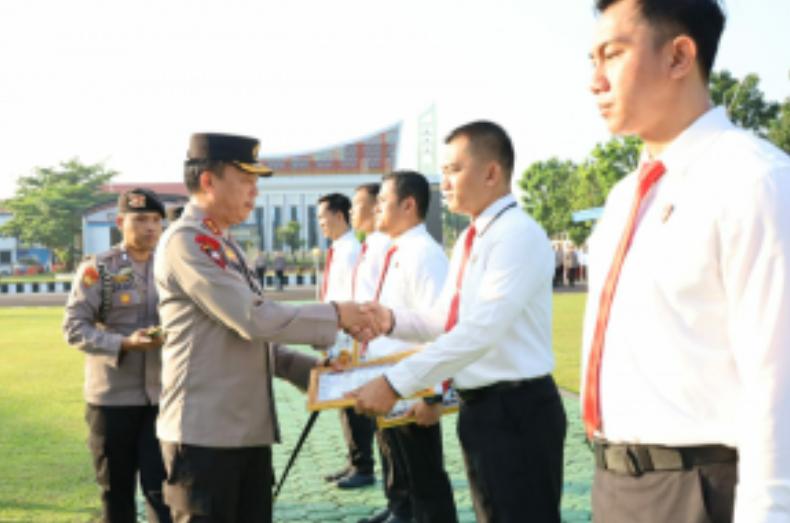 Dinilai Berprestasi, Kapolda Babel Berikan Penghargaan ke Sejumlah Personil
