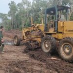 Hari ke–16, Personel Satgas TMDD Masih Fokus Kerjakan Jalan Desa Air Bulin k Desa Tebing