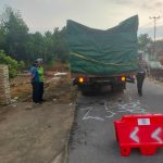 Sat-Lantas Polres Bangka Barat Olah TKP Laka Lantas Sepeda Motor versus Truck