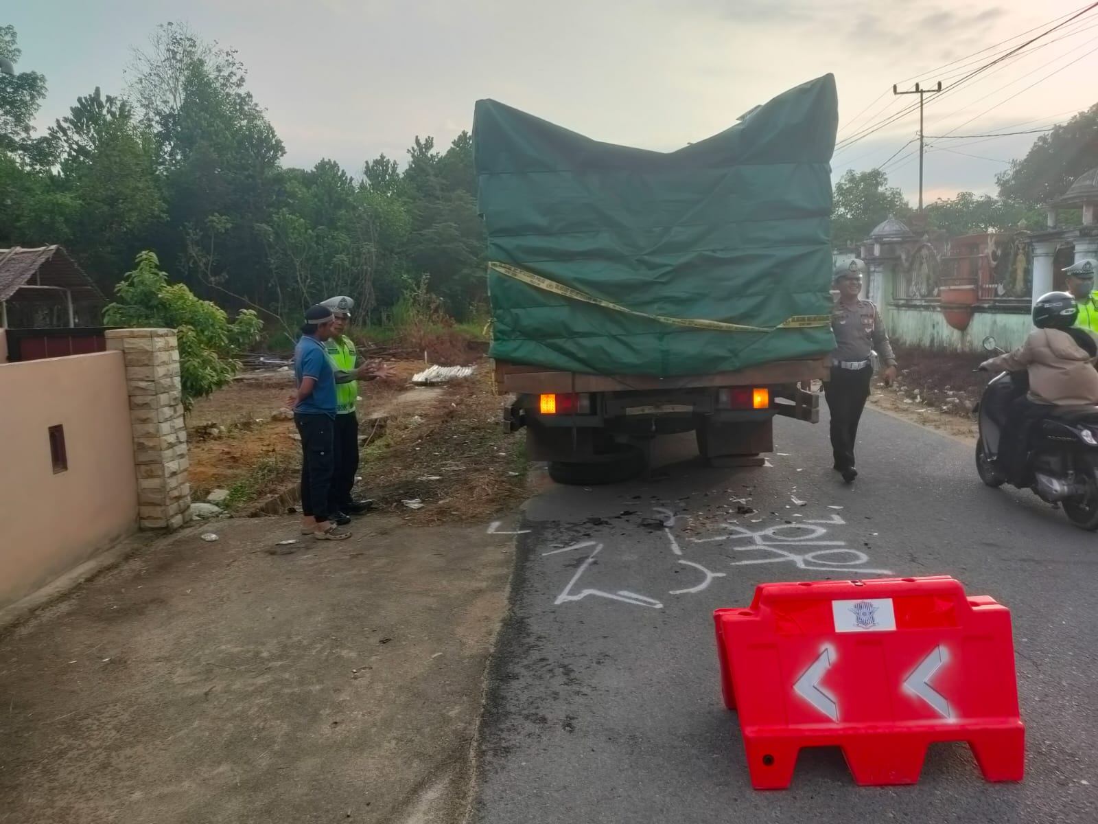 Sat-Lantas Polres Bangka Barat Olah TKP Laka Lantas Sepeda Motor versus Truck