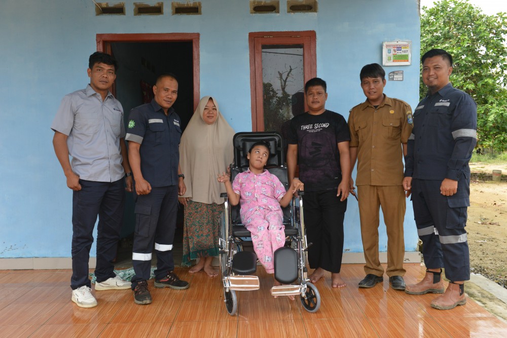 Lia Terharu Terima Kursi dari PT Timah Tbk untuk Putrinya 