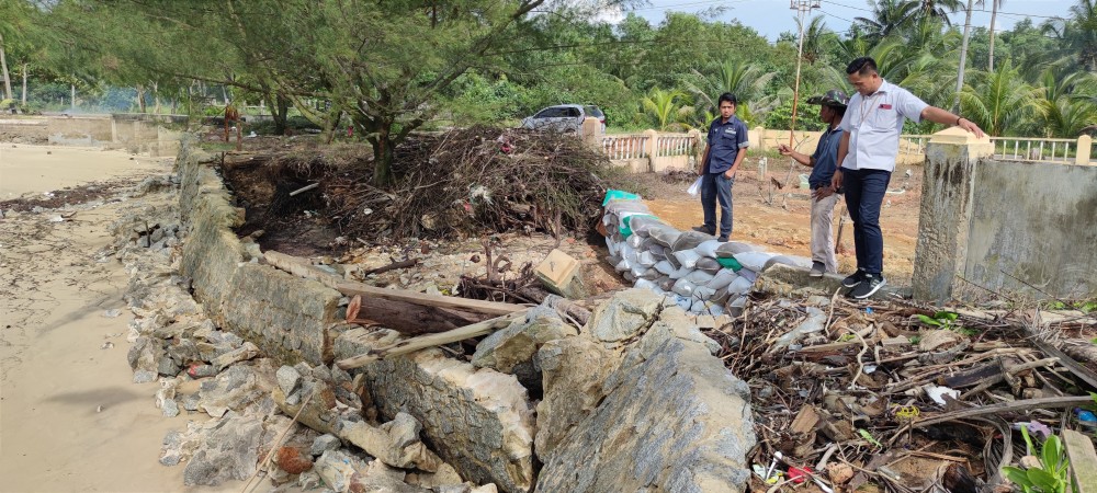 Tembok Penahan Abrasi di Pantai Teluk Dalam Roboh, PT Timah Tbk Serahkan Bantuan Perbaikan